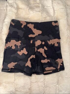 High-Waist Camo Active Shorts - Women's Black & Mauve